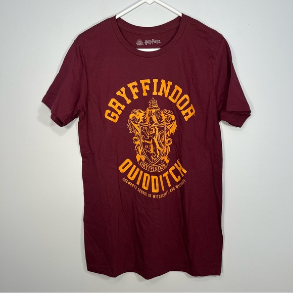 Harry Potter Shirt Men’s Medium Red Graphic Pullover Gryffindor Hogwarts Wizard - Picture 1 of 7